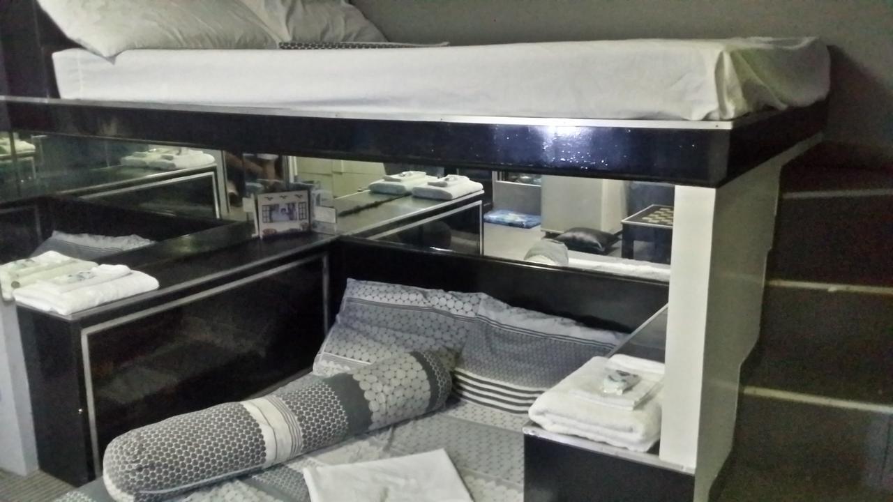 Ervoruto Hostel Makati City Exterior photo