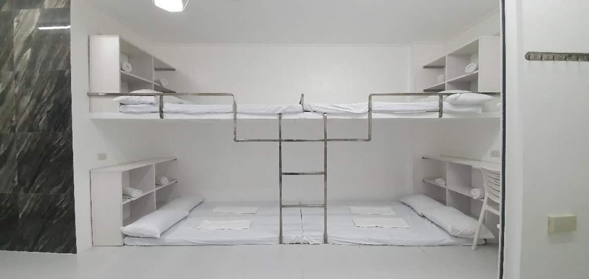 Ervoruto Hostel Makati City Exterior photo